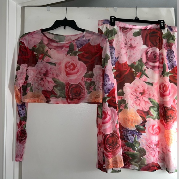 Shein floral 2 piece crop top and skirt it’s more like 1x - Picture 3 of 11